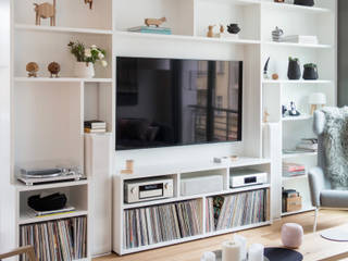 Maßgefertigt: individuelle Wohnwand mit integriertem TV und HiFi, GANTZ - Regale und Einbauschränke nach Maß GANTZ - Regale und Einbauschränke nach Maß Modern Living Room Engineered Wood White