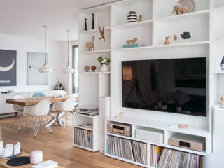 Maßgefertigt: individuelle Wohnwand mit integriertem TV und HiFi, GANTZ - Regale und Einbauschränke nach Maß GANTZ - Regale und Einbauschränke nach Maß Modern Living Room Engineered Wood White TV stands & cabinets