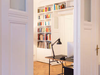 GANTZ- Bücherregal nach Maß um Tür , GANTZ - Regale und Einbauschränke nach Maß GANTZ - Regale und Einbauschränke nach Maß Moderne Wohnzimmer Holzwerkstoff Weiß