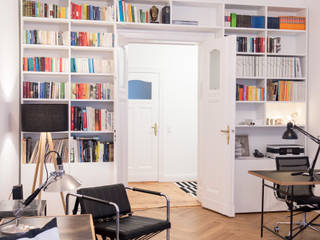 GANTZ- Bücherregal nach Maß um Tür , GANTZ - Regale und Einbauschränke nach Maß GANTZ - Regale und Einbauschränke nach Maß Modern Living Room Engineered Wood White