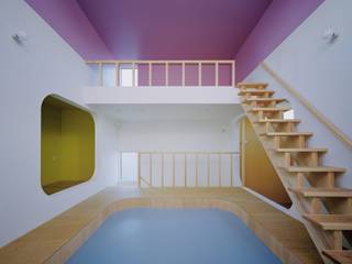 アスレチックハウス, 前田工務店 前田工務店 Tropical style living room Wood Multicolored