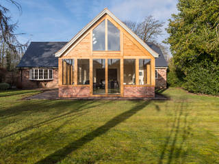 Oak framed extension modernises a detached bungalow, John Gauld Photography John Gauld Photography Дома на одну семью Дерево Эффект древесины