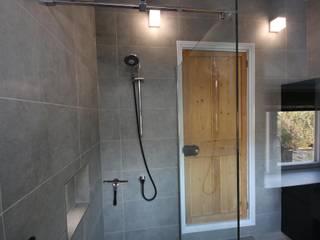 Dramatic Monochrome Shower Room, DeVal Bathrooms DeVal Bathrooms Baños de estilo moderno