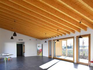 Casa di accoglienza in legno a Treviolo (BG), Marlegno Marlegno Pasillos, vestíbulos y escaleras modernos Madera Acabado en madera