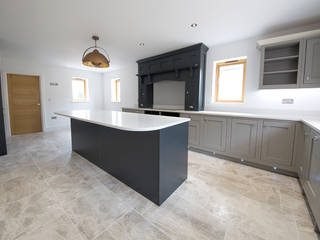 Luxury Kitchen: Silver Cloud Limestone, Quorn Stone Quorn Stone Moderne keukens Kalksteen