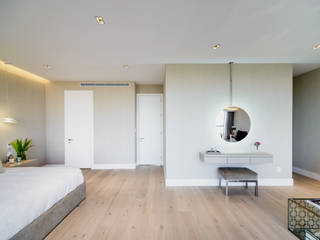 13 N, NIVEL TRES ARQUITECTURA NIVEL TRES ARQUITECTURA Modern style bedroom Wood Beige