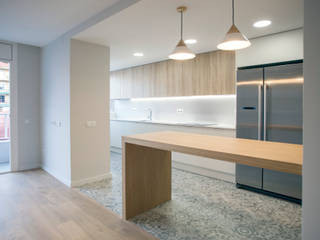 Reforma integral en calle Princesa de Granollers, Grupo Inventia Grupo Inventia Built-in kitchens Wood-Plastic Composite