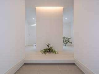 眺望を楽しみ穏やかに暮らす家, LITTLE NEST WORKS LITTLE NEST WORKS Modern Corridor, Hallway and Staircase