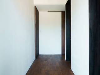 三角テラスの家, H建築スタジオ H建築スタジオ Asian style corridor, hallway & stairs