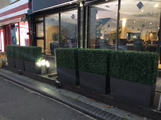 Hedged In bespoke hedge building services for bars, restaurants and hotel entrance, Hedged In Ltd Hedged In Ltd 클래식스타일 발코니, 베란다 & 테라스 플라스틱