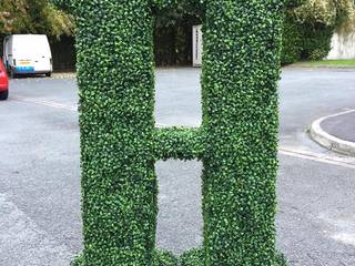 Bespoke hedge lettering services from Hedged In, Hedged In Ltd Hedged In Ltd 다른 방 플라스틱