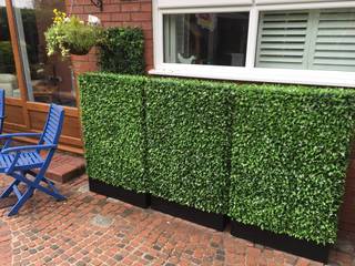 Hedged In bespoke hedge building services for bars, restaurants and hotel entrance, Hedged In Ltd Hedged In Ltd 클래식스타일 발코니, 베란다 & 테라스 플라스틱
