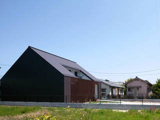 House-Mrn, 伊藤憲吾建築設計事務所 伊藤憲吾建築設計事務所 Casas unifamiliares Metal