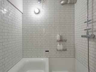 T-HOUSE, .8 / TENHACHI .8 / TENHACHI Phòng tắm phong cách chiết trung Gạch ốp lát White