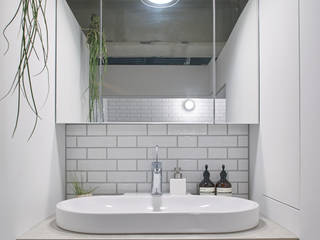 T-HOUSE, .8 / TENHACHI .8 / TENHACHI Phòng tắm phong cách chiết trung White