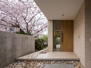 桜と暮らす家, Kenji Yanagawa Architect and Associates Kenji Yanagawa Architect and Associates Pasillos, vestíbulos y escaleras modernos Azulejos