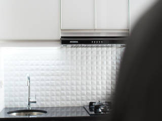PR Apartment, byatelier byatelier Built-in kitchens Plywood White