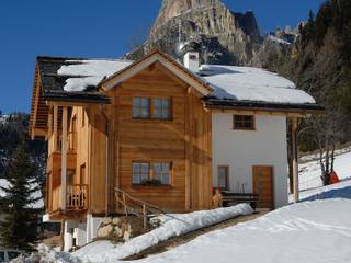 Una casa da montagna in Trentino, Woodbau Srl Woodbau Srl Casa di legno Legno Effetto legno