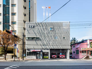 면목 119안전센터, Yong Ju Lee Architecture Yong Ju Lee Architecture Espaces commerciaux Aluminium/Zinc