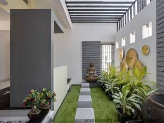 Striking House Landscape Designs: 40×60, 4BHK Ashwin Architects In Bangalore Asian style houses