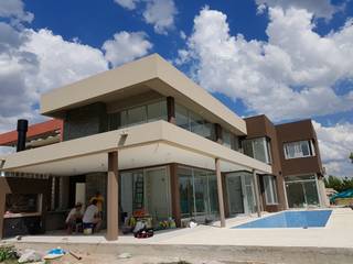 Vivienda Unifamiliar en Barrio Cerrado, SMR arquitectura SMR arquitectura 모던스타일 주택