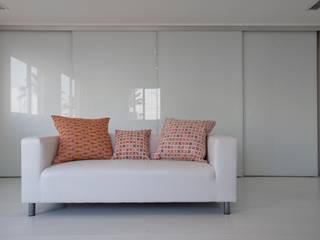 Una Vivienda Minimalista de sueño con impactante vista al mar: , Cristina Beltrán Arquitectos Cristina Beltrán Arquitectos Minimalist living room