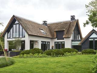 Nieuwbouw Rietgedekte villa te Kortenhoef, Architectenburo de Vries en Theunissen Architectenburo de Vries en Theunissen