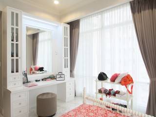 White simple and a bit oriental touch for luxurios apartment, Exxo interior Exxo interior BedroomDressing tables Wood White