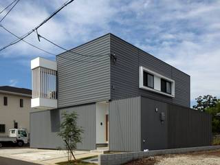 House-H, 伊藤憲吾建築設計事務所 伊藤憲吾建築設計事務所 Casas unifamiliares Metal