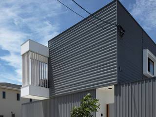 House-H, 伊藤憲吾建築設計事務所 伊藤憲吾建築設計事務所 Casas modernas Metal