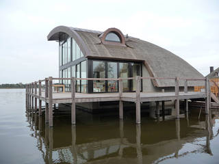 Villa aan het water te Loosdrecht, Architectenburo de Vries en Theunissen: modern door Architectenburo de Vries en Theunissen, Modern