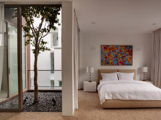 4 Connecting Voids House at 21 Jalan Mariam , Lim Ai Tiong (LATO) Architects Lim Ai Tiong (LATO) Architects Moderne Schlafzimmer