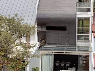 Timber Ribbon House at 115 Ming Teck Park , Lim Ai Tiong (LATO) Architects Lim Ai Tiong (LATO) Architects Rumah Modern