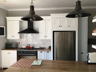 Country Kitchen and stacking doors, Nick and Nelly Kitchens Nick and Nelly Kitchens KitchenCabinets & shelves White