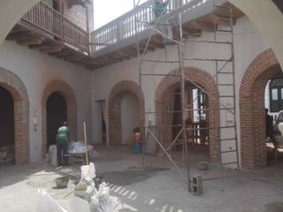 RESTAURACION CALLE DEL CANDILEJO CON CALLE COCHERA DEL GOBERNADOR, LAGART SAS LAGART SAS Terrace اینٹوں