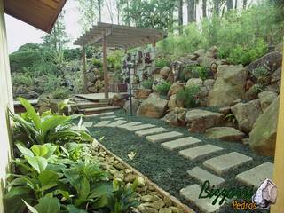 Nivelando o talude com muros de arrimo com pedras e plantas, Bizzarri Pedras Bizzarri Pedras Rustic style garden