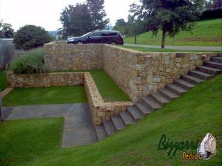 Muro de arrimo com pedras com escada de pedra, Bizzarri Pedras Bizzarri Pedras Rustikaler Garten