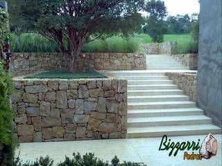 Muro de arrimo com pedras com escada de pedra, Bizzarri Pedras Bizzarri Pedras Rustic style garden