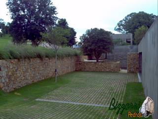 No platô da jabuticabeira os muros de arrimos com pedras, Bizzarri Pedras Bizzarri Pedras Rustikaler Garten