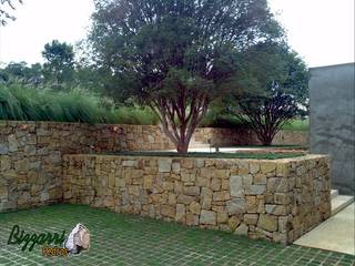 No platô da jabuticabeira os muros de arrimos com pedras, Bizzarri Pedras Bizzarri Pedras Rustic style garden