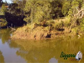 Para formar o platô da churrasqueira o muro de arrimo de pedra, Bizzarri Pedras Bizzarri Pedras Jardines de estilo rústico