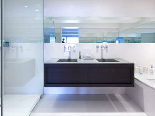 Nolita Apartment | Bathroom GD Arredamenti Salle de bain moderne Bois massif Multicolore GD Arredamenti,GeD cucine,GD cucine,baignoire moderne,miroir de salle de bains,miroir mural,douche à l'italienne,banc de douche,évier en pierre,évier,double évier