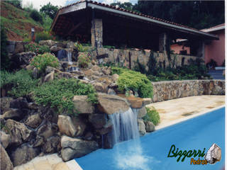 Construção de piscina com cascata de pedra moledo, Bizzarri Pedras Bizzarri Pedras Tropische Pools
