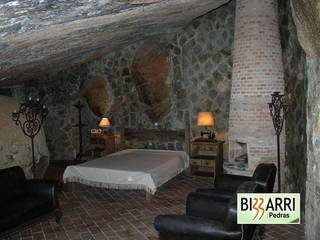 Junto à toca da pedra, a construção da piscina, Bizzarri Pedras Bizzarri Pedras Rustic style bedroom