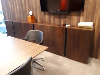 Oficinas en Puerta de Hierro. Guadalajara, Jalisco. México, Galeria Sofia Galeria Sofia Minimalistischer Multimedia-Raum Holz