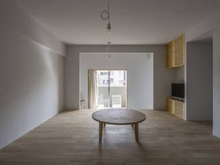 Shizuka Flat, YYAA 山本嘉寛建築設計事務所 YYAA 山本嘉寛建築設計事務所 Living room Wood White