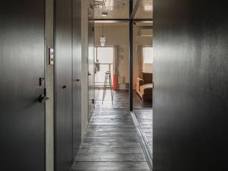 Kigaeru Flat, YYAA 山本嘉寛建築設計事務所 YYAA 山本嘉寛建築設計事務所 Rustic style corridor, hallway & stairs Wood Black