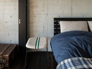 Kigaeru Flat YYAA 山本嘉寛建築設計事務所 Rustic style bedroom Concrete Grey