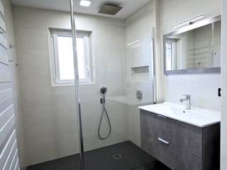 ​Une salle d’eau simple et fonctionnelle !, RG Intérieur RG Intérieur ห้องน้ำ
