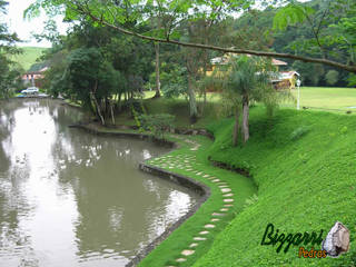 Construção de lago de peixes com muro de pedra moledo, Bizzarri Pedras Bizzarri Pedras Tropical style garden
